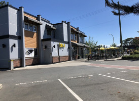Bin 4 Burger Lounge outside