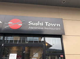 Sushi Town outside