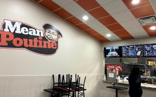 Mean Poutine Dentro