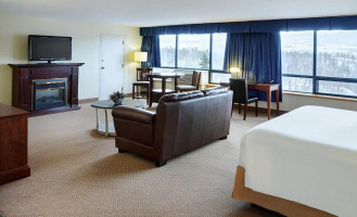 Greenwood Inn Suites Dentro