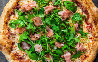 Pizza Salvatoré food