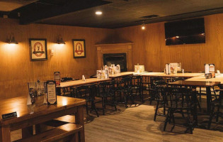 Riverside Pub Eatery Dentro