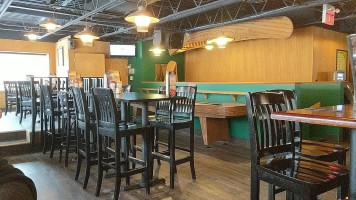 Riverside Pub Eatery Dentro