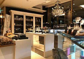 Polished Parties Dentro