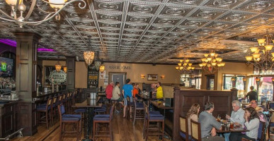 5 West Brew Pub Kitchen Dentro