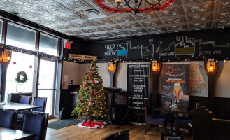 5 West Brew Pub Kitchen Dentro