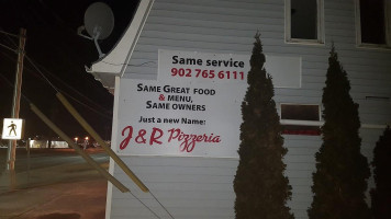 J&r Pizzeria Exterior