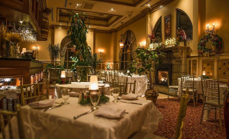 The Consulate Dining Lounge On Innis Lake Dentro