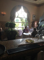 The Consulate Dining Lounge On Innis Lake Dentro