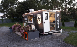 Junior's Handmade Sourdough Pizza Esterno