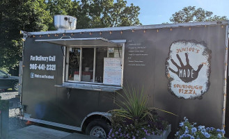 Junior's Handmade Sourdough Pizza Esterno