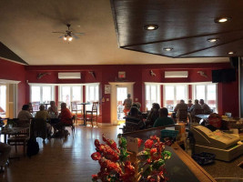 Fudge's Specializing In Seafood Dentro