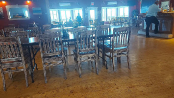 Fudge's Specializing In Seafood Dentro