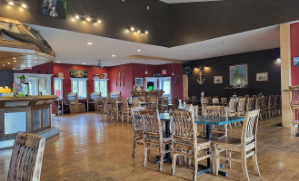 Fudge's Specializing In Seafood Dentro