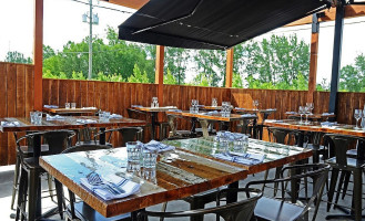 Bistro Pic Bois Taverne inside