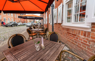 Top Gun Burger Exterior