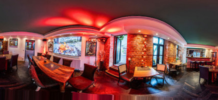 Mad Greeks Pizza inside