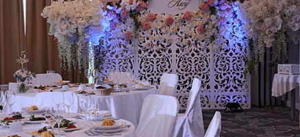 Super Pizza Two For One Dentro