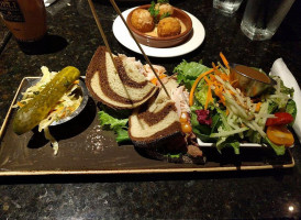 Pickle Barrel Yonge Eglinton Comida