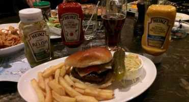 Pickle Barrel Yonge Eglinton Comida