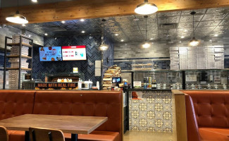 Doughbox Wood Fired Pizza Pasta Mississauga Dentro