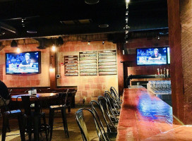 Local Public Eatery À l'intérieur