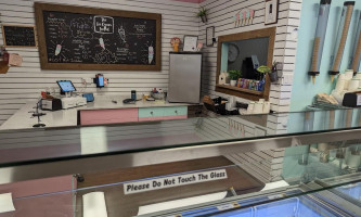 The Ice Cream Social Dentro