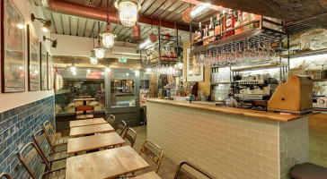 Wildcat Café Dentro