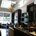 49th Parallel Cafe Lucky's Doughnuts West 4th Dentro