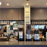 49th Parallel Cafe Lucky's Doughnuts West 4th Dentro