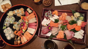 Gal's Sushi inside