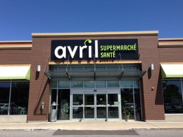 Avril Supermarché Santé outside