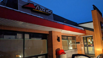 Pizza Hut Nepean outside