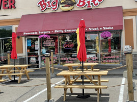 Pete's Big Bite Burgers outside