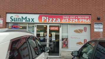 Sunmax Pizza outside