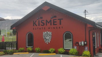 Kismet Estate Winery outside