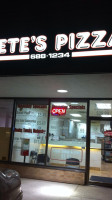 Pete's Pizza inside