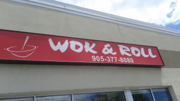 Wok & Roll food