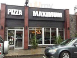 Pizza Maximum outside