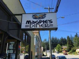 Magpie's Diner outside