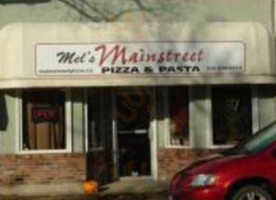 Mel's Mainstreet Pizza outside