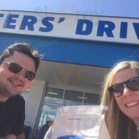 Peters' Drive-In outside