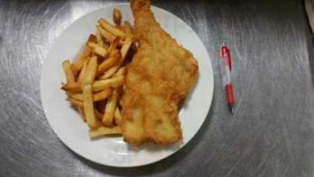 GOLDEN FISH AND CHIPS food