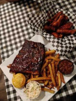 Rolly’s Smokehouse food