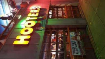 Hooters Toronto Downtown food