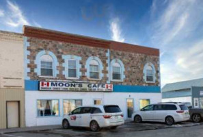 Moons Cafe outside