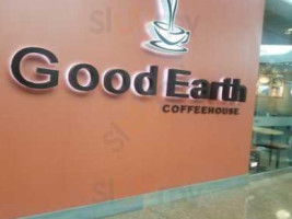 Good Earth Coffeehouse outside