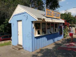 Almonte Ice Cream Shop outside