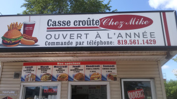 Casse-croute Chez Mikes food