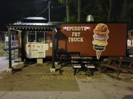 Spuddy's Fry Truck outside